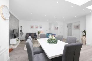 Modern 3 Bedroom, 2.5-Bathroom Home in Edgware Vacation rental in Edgware