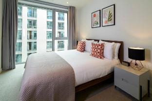 2 Bedroom - with pool, rooftop and gym access Vacation rental in London