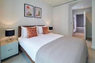 2 Bedroom - with pool, rooftop and gym access Vacation rental in London