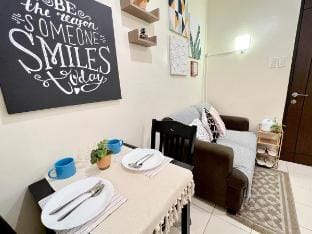 Homey 1-BR w/ City Lights View in Makati | Balcony Apartment in Pasay
