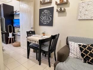Homey 1-BR w/ City Lights View in Makati | Balcony Apartment in Pasay