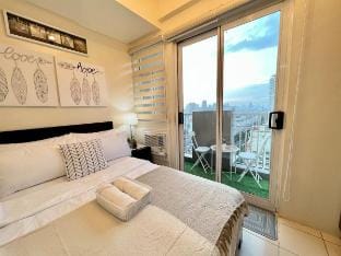 Homey 1-BR w/ City Lights View in Makati | Balcony Apartment in Pasay