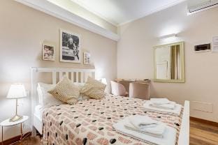 jmartins3 double bedroom near TREVI FOUNTAIN Vacation rental in Rome