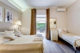 JMartins Quadruple Room near Trevi Fountain Vacation rental in Rome