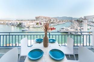 WELCS APARTAMENTO 270 EMP con vistas al canal Apartment in Alt Empordà