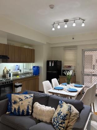 Fairlane Residences Staycation near BGC w/ Kitchen Apartment in Mandaluyong