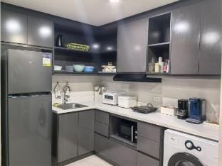 Executive Suites  BGC  Staycation @ BCCT  SM AURA Apartment in Makati