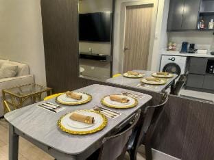Executive Suites  BGC  Staycation @ BCCT  SM AURA Apartment in Makati