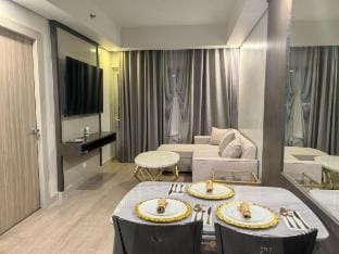 Executive Suites  BGC  Staycation @ BCCT  SM AURA Apartment in Makati