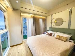 Elegant 2BR Sunset Suite | Across Okada & Solaire Vacation rental in Pasay