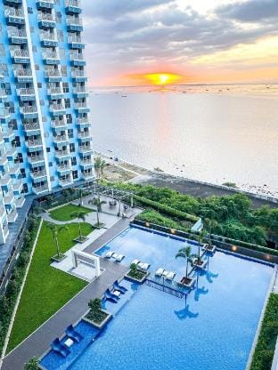 Stunning 2BR across Okada Manila with Sunset View Vacation rental in Pasay