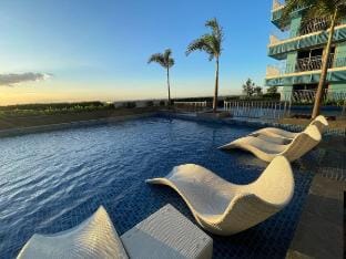 Stunning 2BR across Okada Manila with Sunset View Vacation rental in Pasay