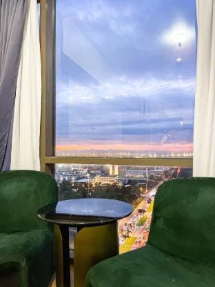 Stunning Sunset Retreat at Eton Bayview II 4pax Vacation rental in Manila City