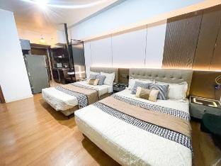 Stunning Sunset Retreat at Eton Bayview II 4pax Vacation rental in Manila City