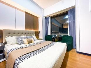 Stunning Sunset Retreat at Eton Bayview II 4pax Vacation rental in Manila City