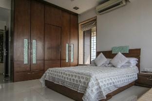 Spacious 1BD at Worli Seaface Vacation rental in Mumbai