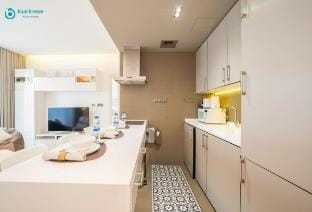 Serene Stay |Marina Views & Balcony |Metro Nearby Vacation rental in Dubai