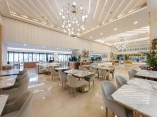 SettlerHomes | Elegant Palm Tower Stay | Sea View Apartment in Dubai