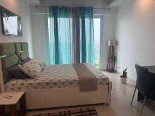 SkySwimStay – Luxury High-Rise Apartment with Pool Vacation rental in Noida