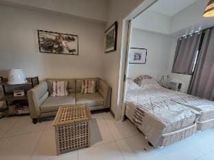 Charming 1 BR KL Tower Makati Vacation rental in Pasay