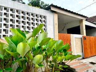 Guesthouse shafwamadeena syariah Vacation rental in West Java