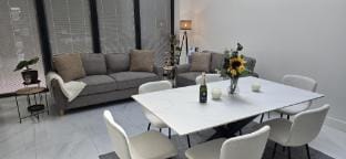 SAV Stays 5 Bedroom Large Family home Birstall, Leicester Vacation rental in Leicester
