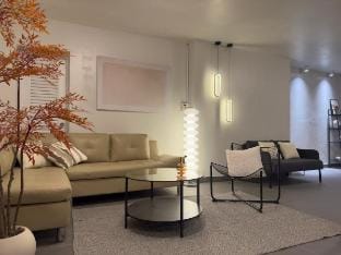 旅游silom区/sathon 12/独栋6房/地铁BTS 200米/100米曼谷最高楼/8床16人 Vacation rental in Bangkok