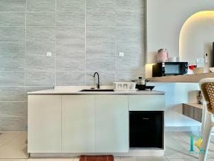 Ivory Suite. KSL2 @Studio 2Pax Near Ikea&Toppen Vacation rental in Johor Bahru
