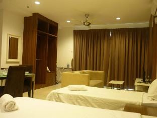 The Middle floor studio sea view Vacation rental in George Town