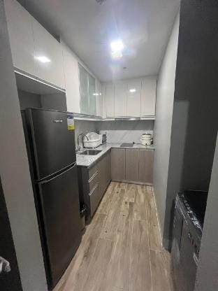 Gentry Manor Balcony WIFI Netflix near Okada MOA Airport 17S Vacation rental in Pasay