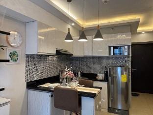 IT Park • Studio • 100Mbps WiFi • Netflix • Pool Apartment in Lapu-Lapu City
