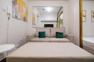 Luxe1BR w/PS4 + WiFi, Pool  & Walk to SM Megamall Vacation rental in Mandaluyong