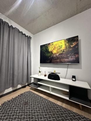 Barlow park well serviced apartment  Apartment in Sandton
