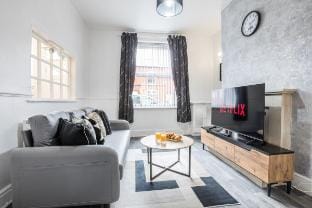 Swinton Victoria Park house with parking Vacation rental in Salford