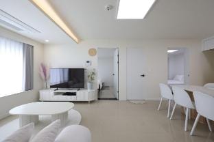 WOWSTAY302/서울,DMC인근/신축 풀 옵션/최대인원7/침실2/침대4/욕실1/무료주차 Vacation rental in Seoul