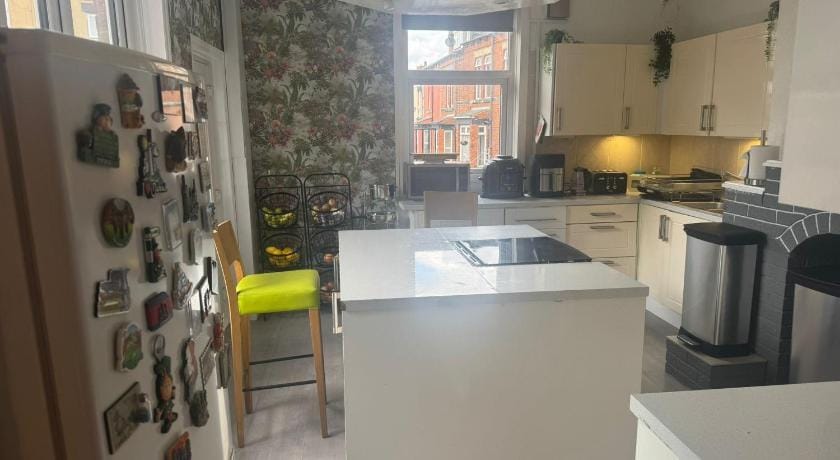 OYO Woodville Lodge Leeds Bed and Breakfast in Leeds
