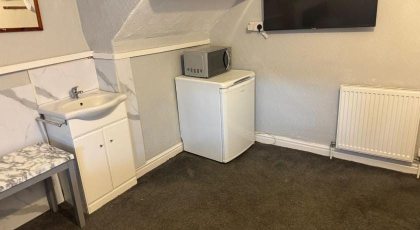 OYO Woodville Lodge Leeds Bed and Breakfast in Leeds