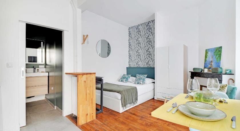 Cozy Studio with Terrace near the Eiffel Tower Apartment in Paris
