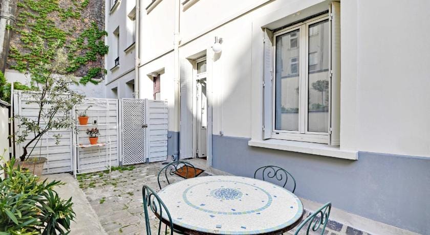 Cozy Studio with Terrace near the Eiffel Tower Apartment in Paris