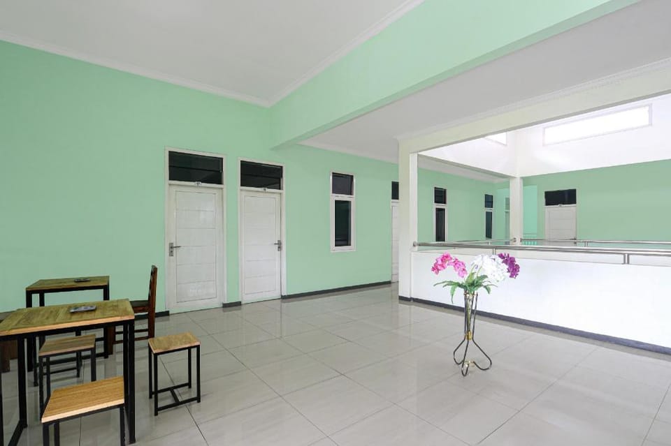 OYO 94715 Homestay Kembar Syariah Hotel in East Java
