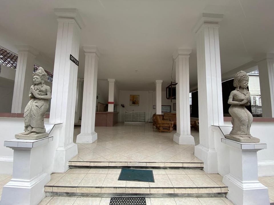 OYO 94705 Puri Queen Dua Hotel in Denpasar