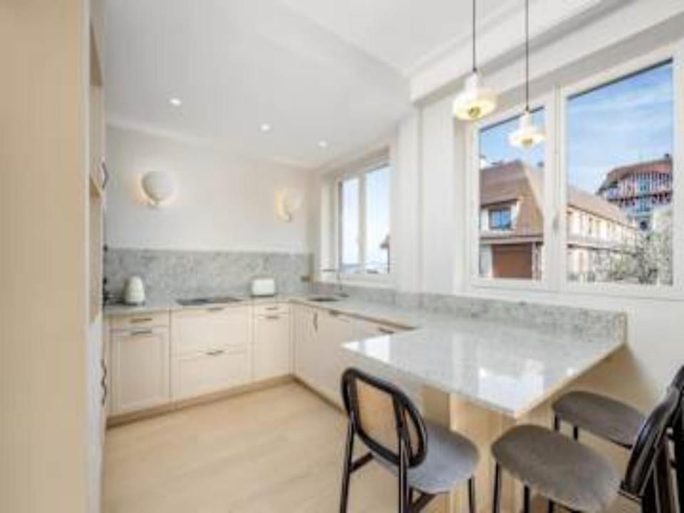 Luxury sea view 3BR/2BA with services in Deauville Apartment in Deauville