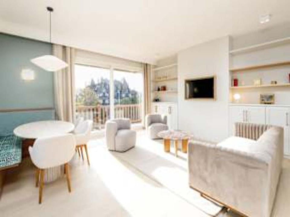 Luxury sea view 3BR/2BA with services in Deauville Apartment in Deauville