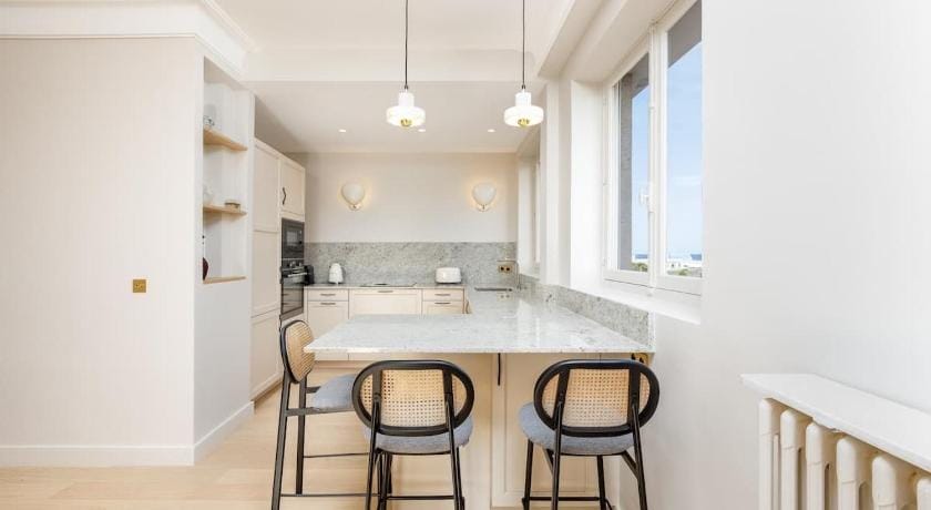 Luxury sea view 3BR-2BA with services in Deauville Apartment in Deauville