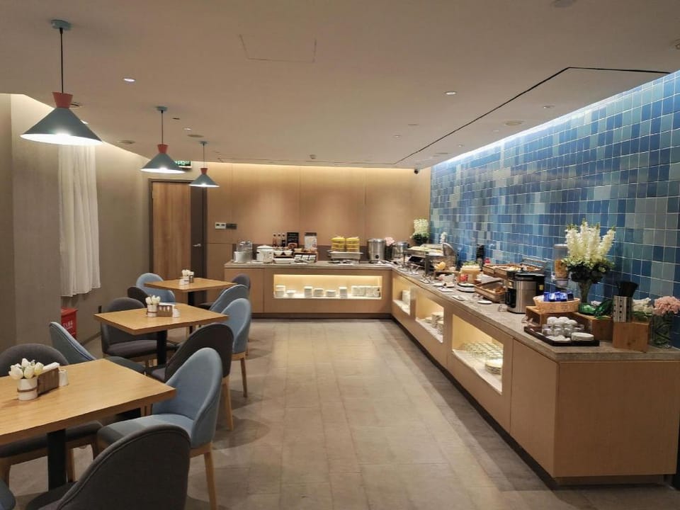 Home Inn Neo Mianzhu Nanjing Avenue New World Business Plaza Hotel in Chengdu