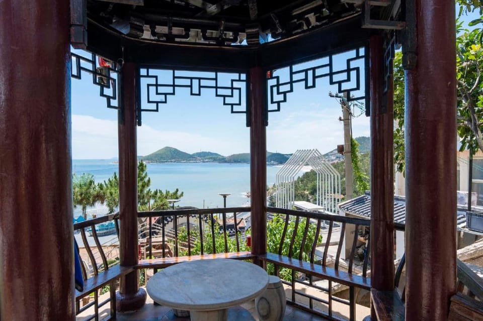 Laoshan Swan Castle Shenxianju Tangchi Health Garden B&B 崂山天鹅堡神仙居汤池养生园林民宿 Hotel in Qingdao