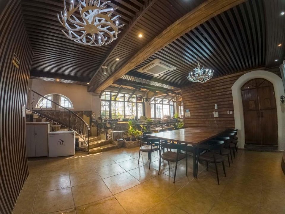 Laoshan Swan Castle Shenxianju Tangchi Health Garden B&B 崂山天鹅堡神仙居汤池养生园林民宿 Hotel in Qingdao