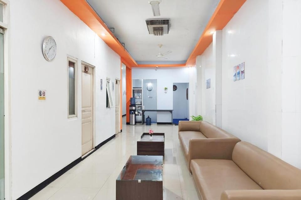 TwoSpaces Living at Nabila Semampir Homestay Hotel in East Java