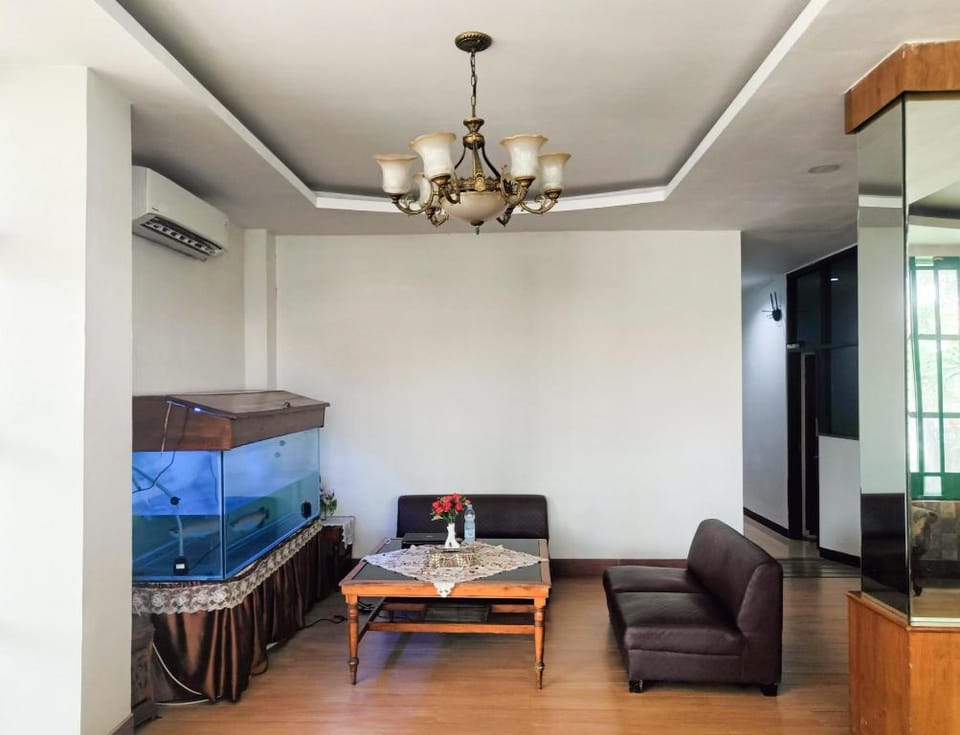 Hotel Prisma Mitra RedDoorz Hotel in Surabaya
