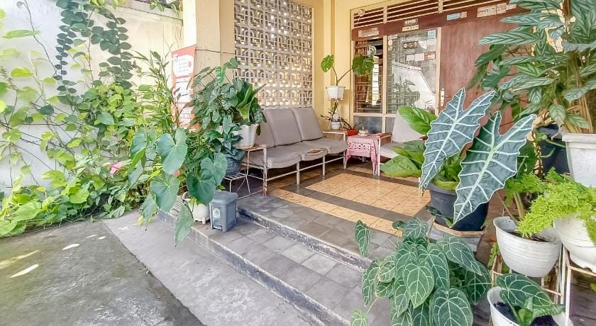 OYO 92998 Wiludjeng Guesthouse Hotel in East Java